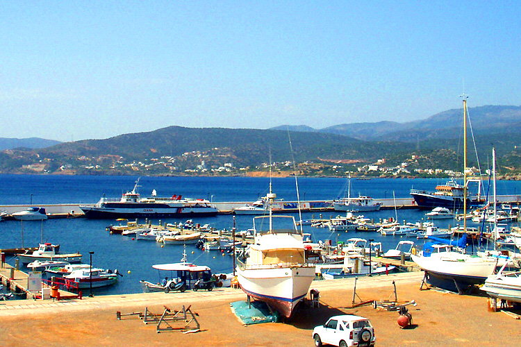 Agios Nikolaos: Blick über die Marina nach Ammoudara
